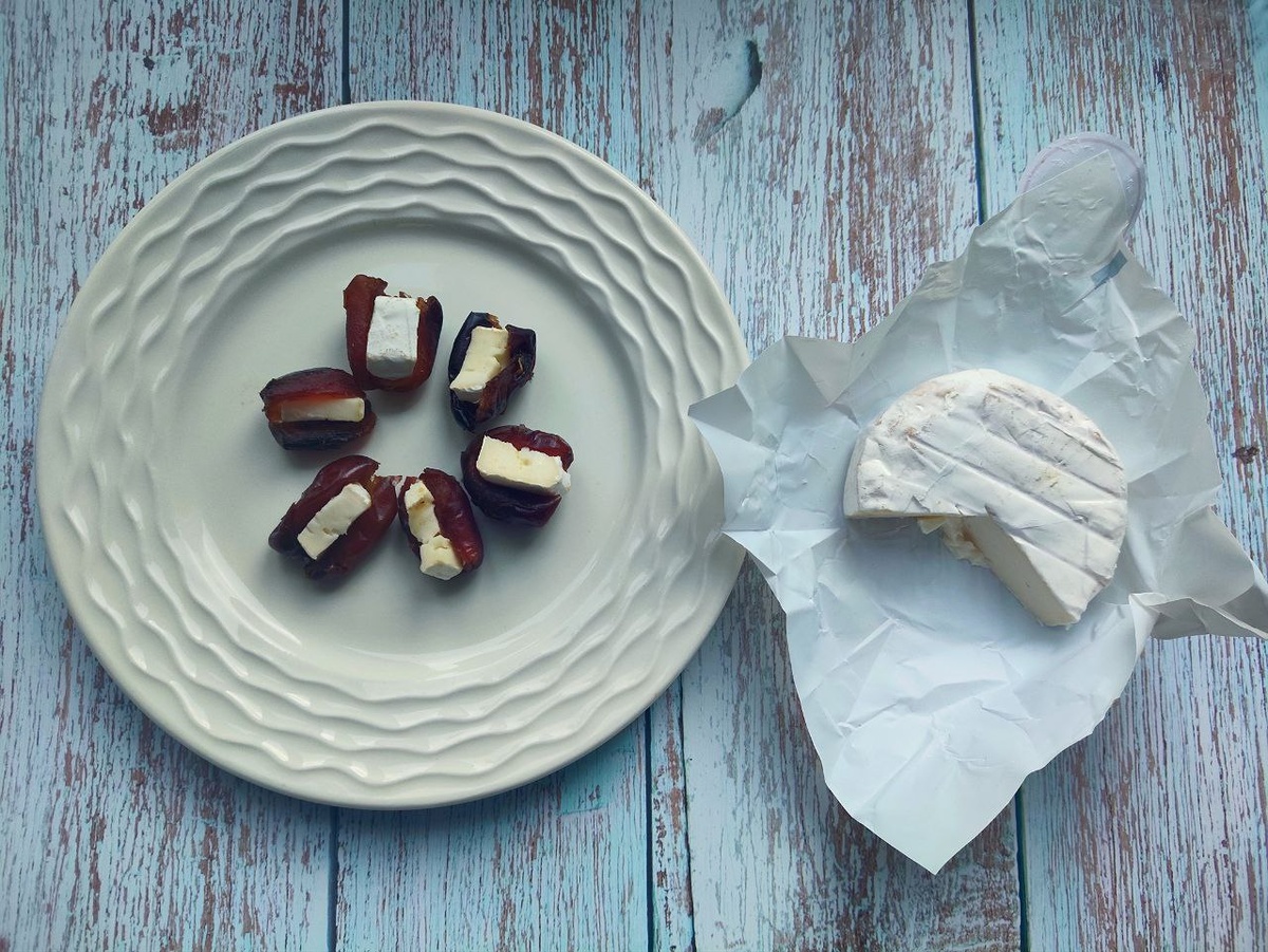 Финики с сыром