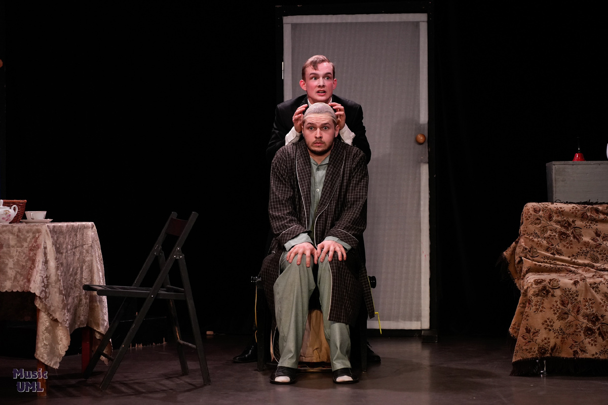 Роль Бертрана Барнье исполняет Александр Косяков, в роли Кристина Мартена - Николай Костарев