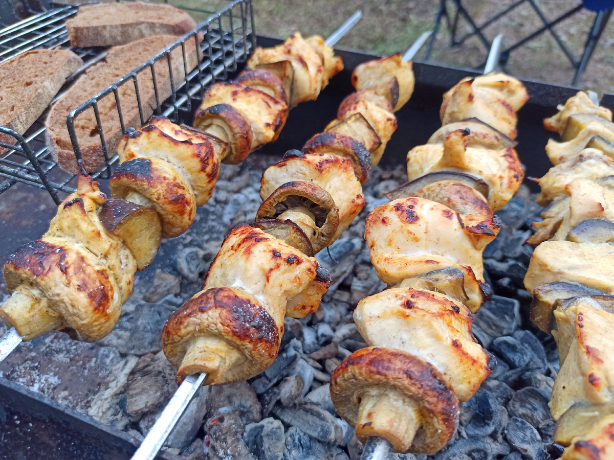 Получается 4 больших шампура. Фотографии в статье принадлежат Марии Суровой.