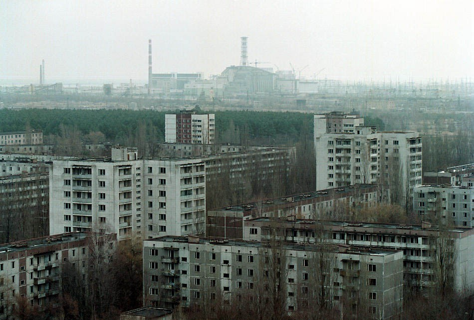 Вид на город Припять и четвертый реактор Чернобыля 15 декабря 2000 года (Photo by Yuri Kozyrev/Newsmakers)
