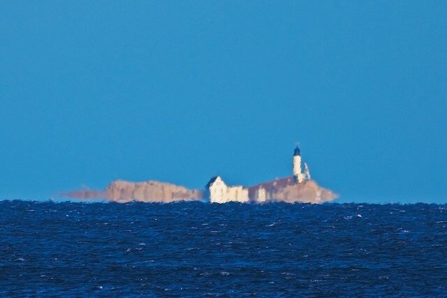 Хитрая рефракция приближает берег. Фото из Интернета.