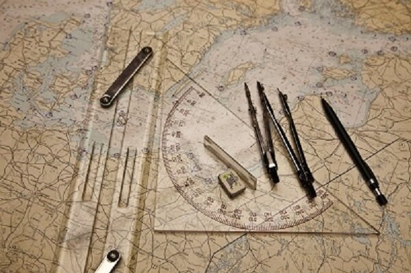 Из этих инструментов в управлении пл "Сибиряк" не использовал только ластик. Фото из Интернета.