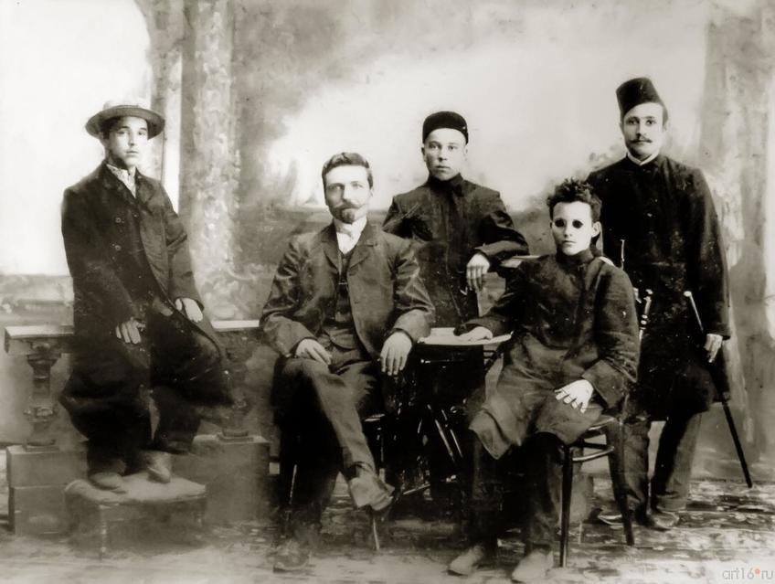 Габдулла Тукай (второй справа) в Уральске с приятелями. 1906 г. Фото: https://art16.ru/reportage/2014/05/04/po-tukaevskim-mestam-kolybel-poeta 