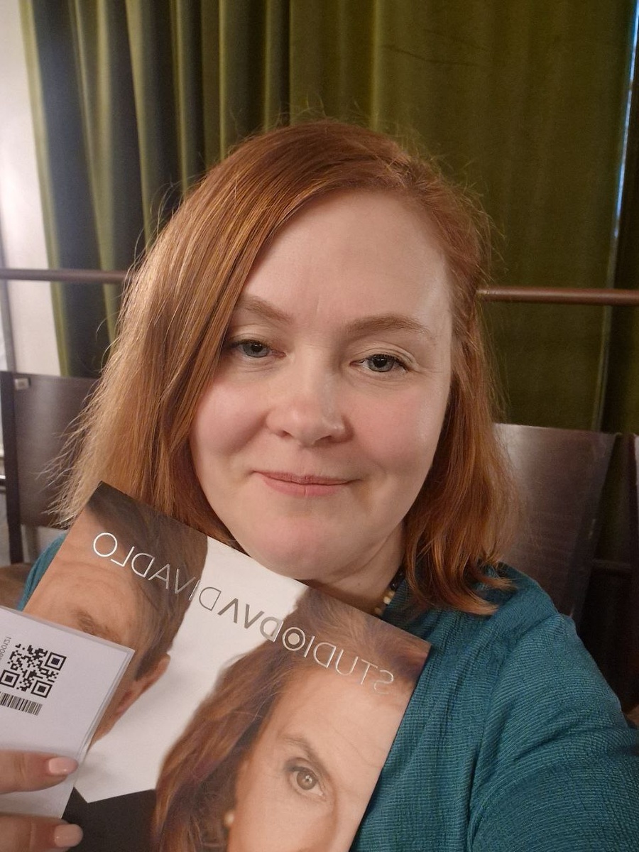 а это я довольная, удалось у одного из актёров даже автограф взять))Потом всё обязательно расскажу