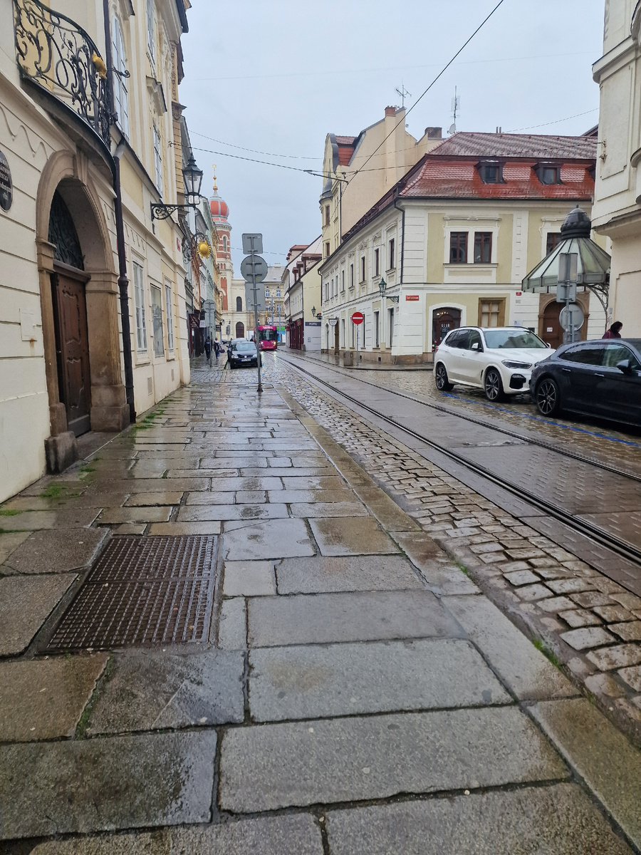 фото автора: вот такой у нас мокрый город..Дождь уже несколько дней. А я бегу