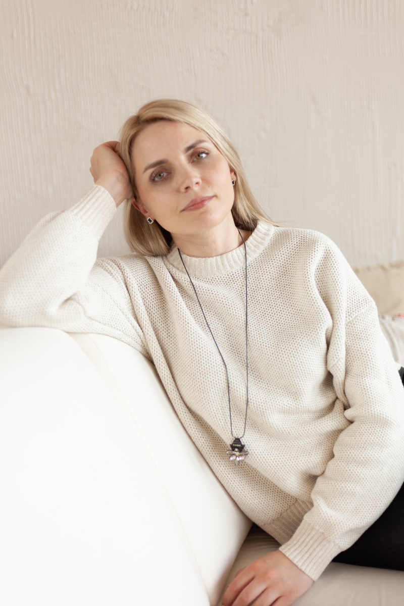 Галина Судакова — психолог, психотерапевт. Специалист по коррекции тревожно-фобических расстройств и развитию эмоционального интеллекта. Член Ассоциации Когнитивно-поведенческих психотерапевтов и Ассоциации экспертов эмоционального интеллекта.
