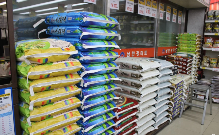 Мешки риса в витринах - сегодня гордость магазинов Сеула