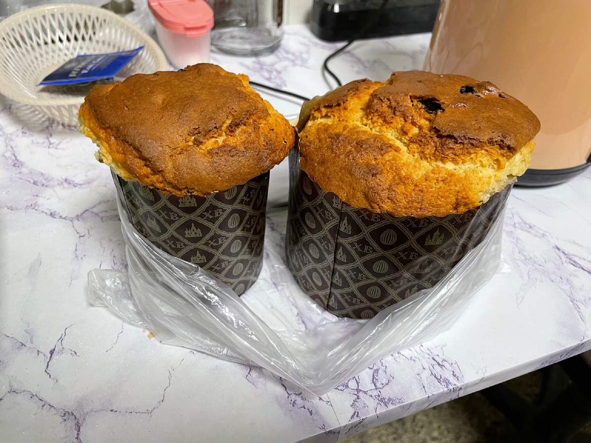 Угостили куличами с пылу жару. Еще теплые были когда принесли