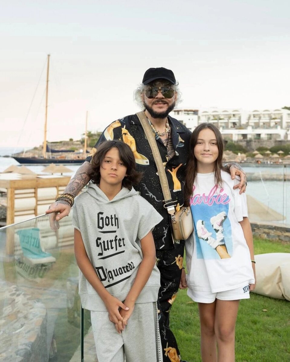    Филипп Киркоров с сыном Мартином и дочерью Аллой-Викторией на каникулах в Греции. Фото: соцсети