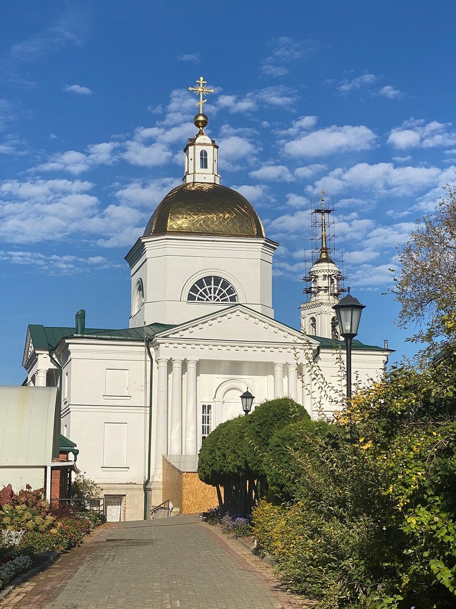 Елецкий Знаменский женский монастырь: белокаменные стены на фоне голубого неба. Фото из открытых источников