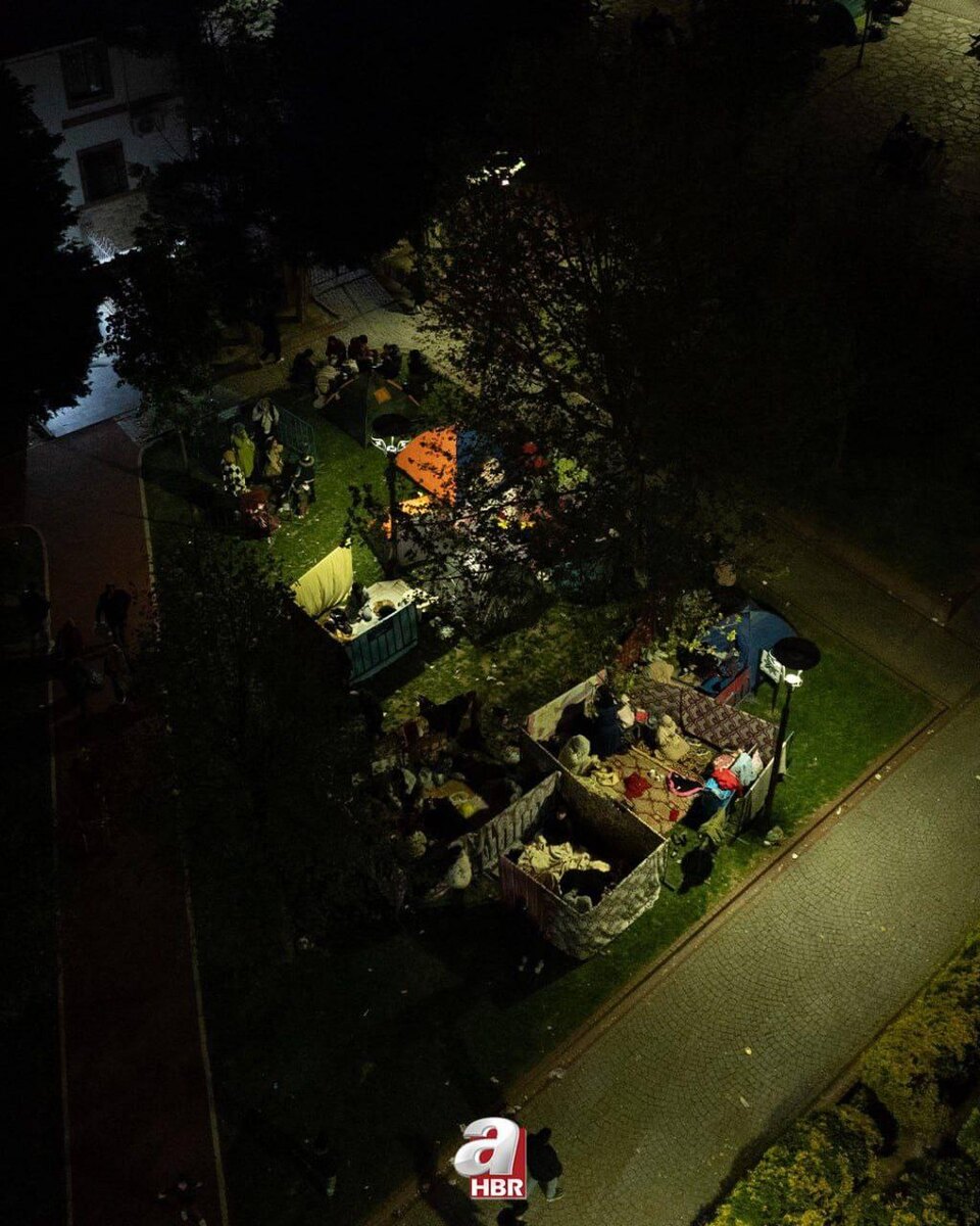 Люди ночуют на улицах Стамбула после землетрясения (фото из открытых источников)