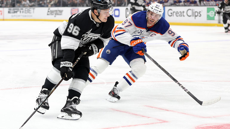    Андрей Кузьменко против Коннора Макдэвида в серии «Лос-Анджелеса» и «Эдмонтона». Getty Images