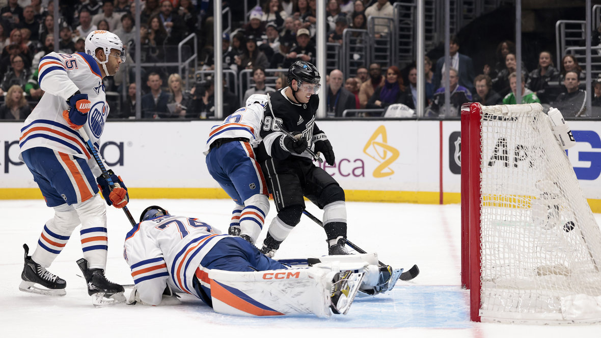    Андрей Кузьменко забивает гол Стюарту Скиннеру во втором матче серии «Лос-Анджелес» — «Эдмонтон» (6:2) 23 апреля в Лос-Анджелесе. Getty Images