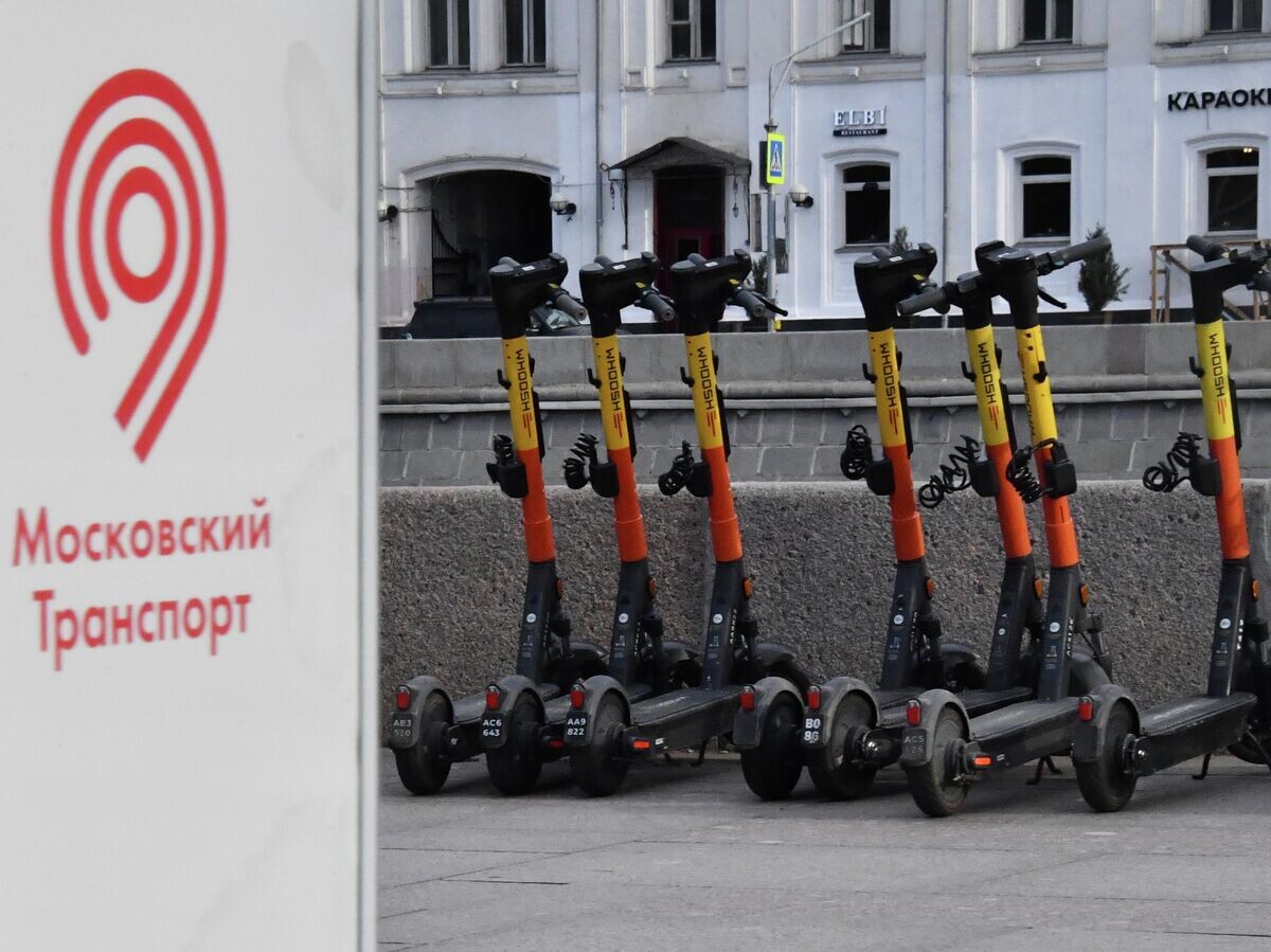   Станция проката электросамокатов Whoosh в Москве© РИА Новости / Наталья Селиверстова