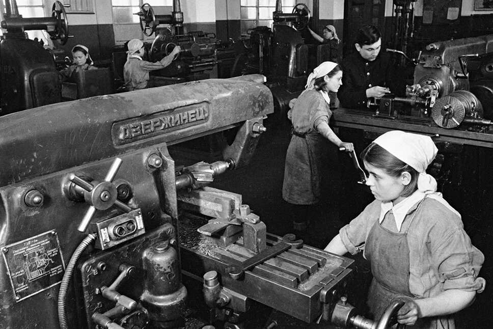    Выпуск оружия для фронта на Станкостроительном заводе № 535 в Туле, 1944 год. Фото: РИА Новости/ Анатолий Гаранин