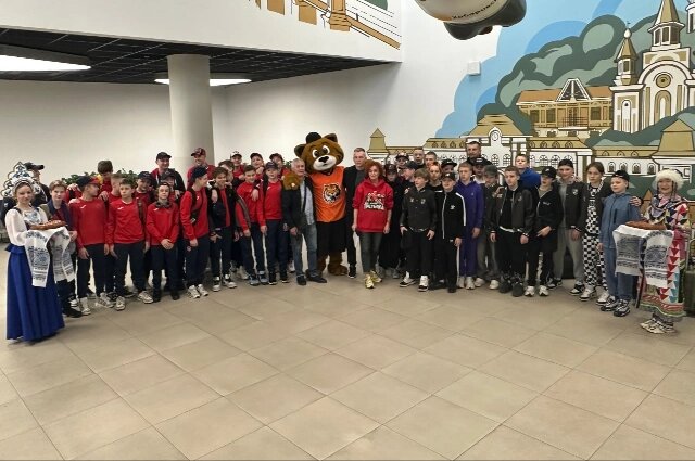    Встреча в аэропорту юных хоккеистов на Кубок Третьяка Фото: Телеграм-канал Международный аэропорт Хабаровска