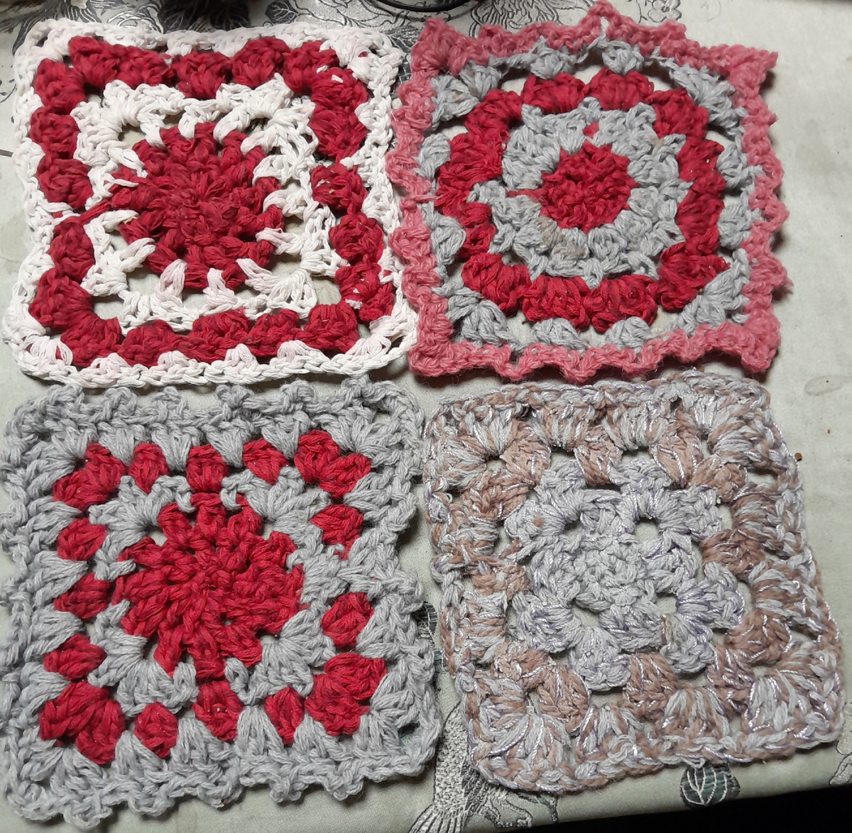 Служат подставками. Может что то криво, это я учусь. 