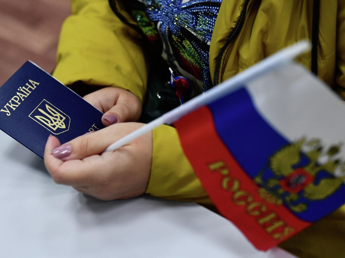    Паспорт гражданина Украины во время регистрации для голосования на референдуме на избирательном участке в Екатеринбурге© РИА Новости / Павел Лисицын