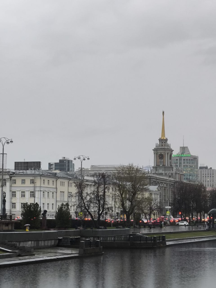 Башня с часами - бывшее здание Свердловского городского Совета народных депутатов, сейчас там располагается Администрация города