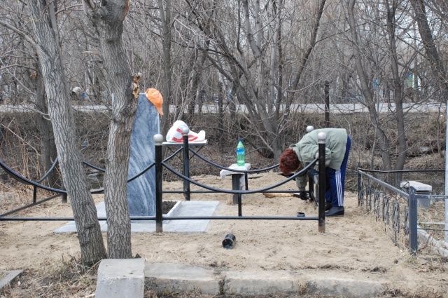    В этот день самое время отправиться на кладбище, чтобы почтить память умерших родных и близких людей, помолиться за них, постоять в тишине и вспомнить всё хорошее, что связано с усопшими, которых вы пришли навестить. Фото:  АиФ/ Александра Горубнова