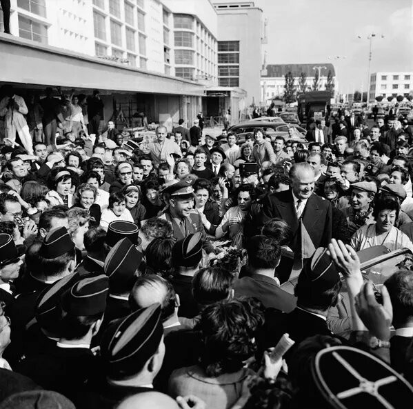 Юрий Гагарин в Париже на XIV конференции по астронавтике, Париж, Франция, 29 сентября 1963 года.