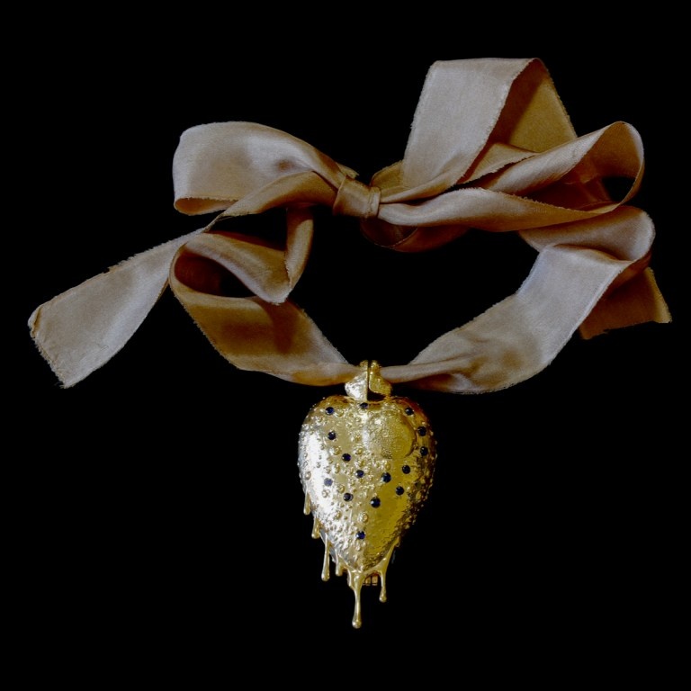 «Zenexton» (2022) — современный амулет для защиты от болезней. Около 1570 года Теофраст Парацельс придумал загадочный термин Zenexton, обозначающий амулет, который носили на шее и который защищал владельца от чумы. 