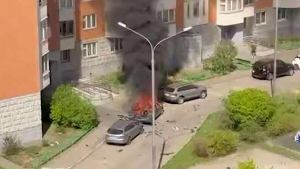 Горящий автомобиль у подъезда.  фото: картинки яндекса.