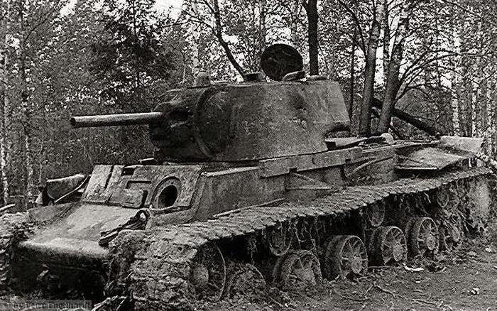Танк КВ-1 производства ЧКЗ выпуска февраля 1942 года из 98-й танковой бригады