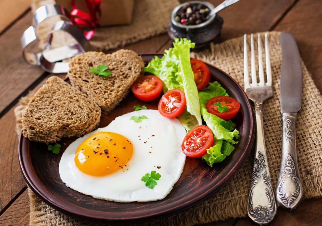 Яичница на завтрак. Источник фото wallhere.com