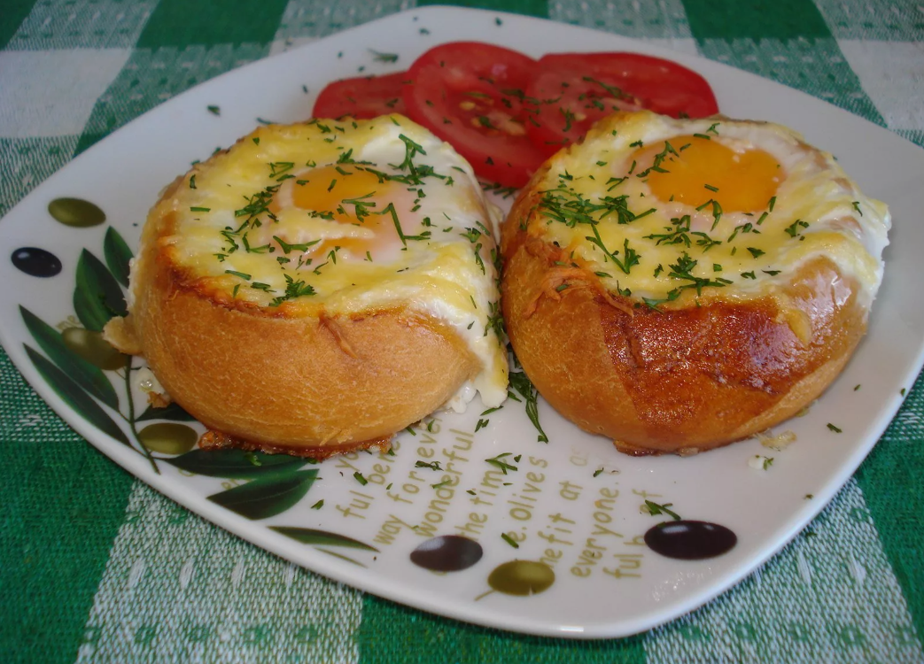 Яичница в хлебной корзинке. Источник фото autosprite.ru