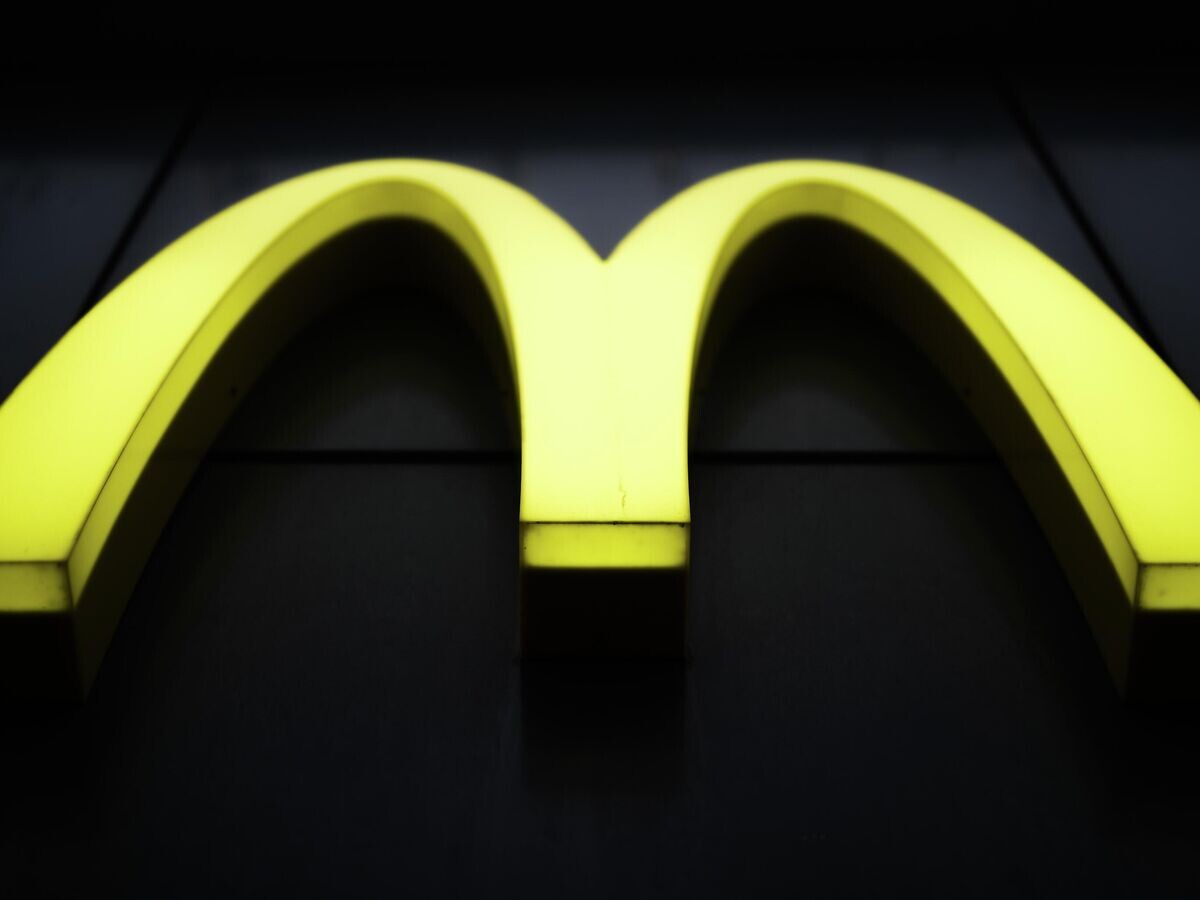    Логотип на здании ресторана McDonalds © РИА Новости / Владимир Астапкович