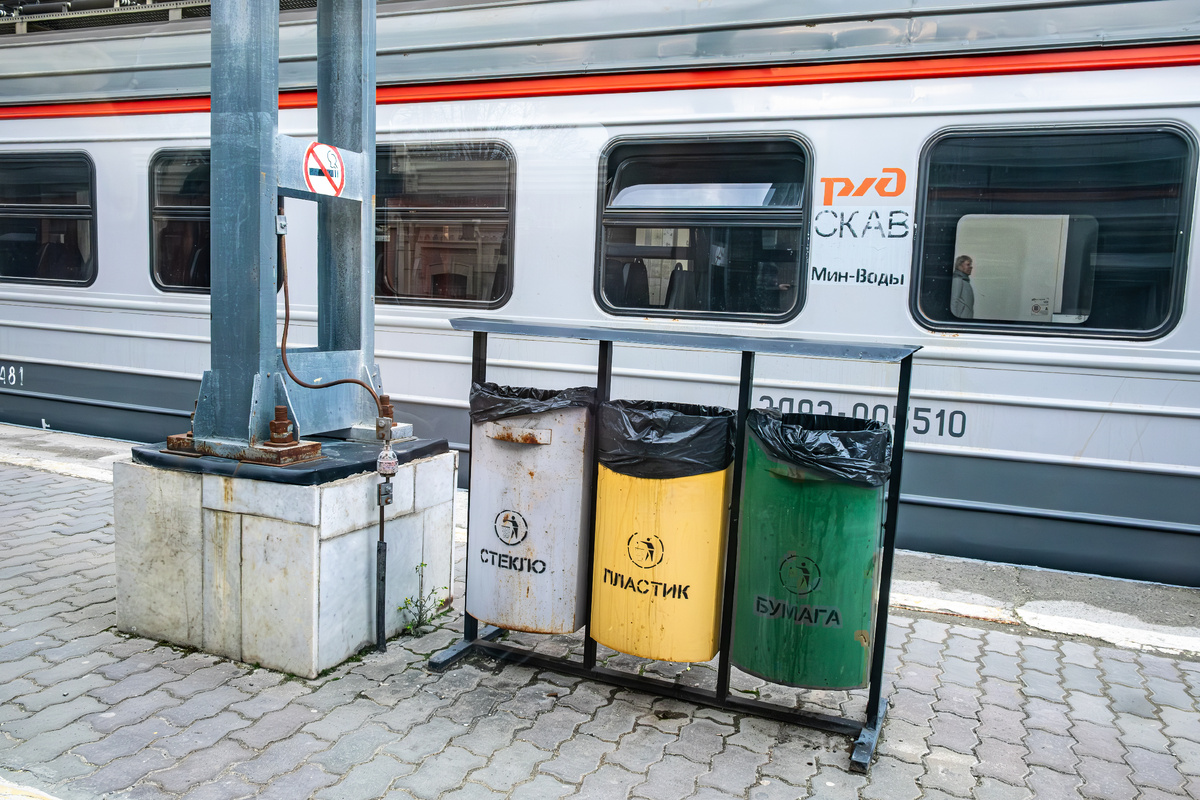 Электричка на вокзале Кисловодска