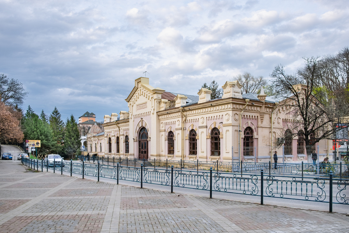 Здание, относящееся к железнодорожному вокзалу Кисловодска