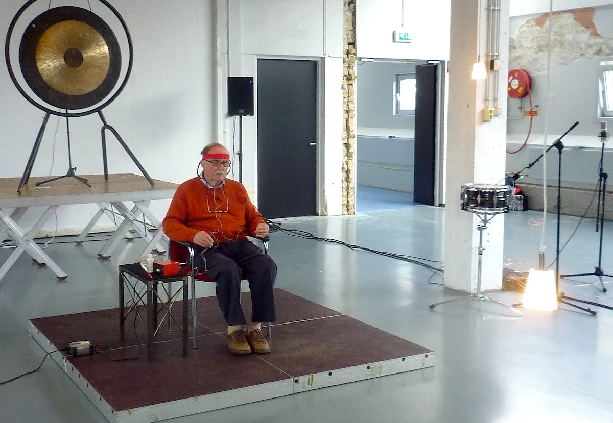 Элвин Люсье исполняет свою «Музыку для сольного исполнителя» в 2010 году, спустя 45 лет после ее дебюта.