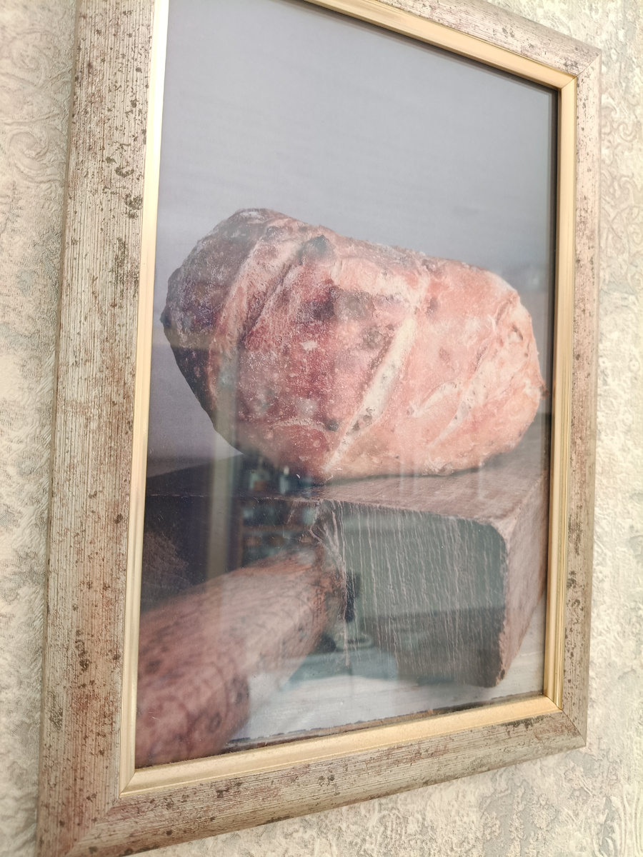 Хлеб на доске. Фотография из журнала распечатана в фотоателье. Висит у нас в кухне.