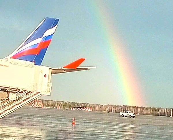 Радуга в аэропорту.