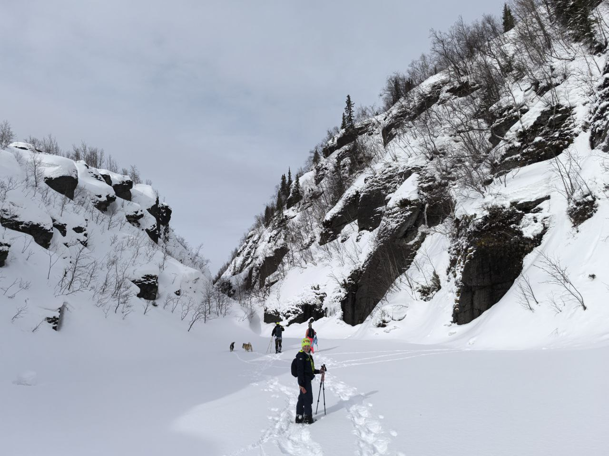 Замерзшее озеро на входе в ущелье Шорохов
