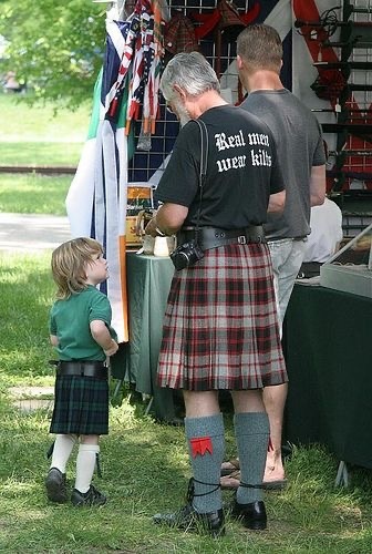 надпись на футболке: настоящие мужчины носят килты