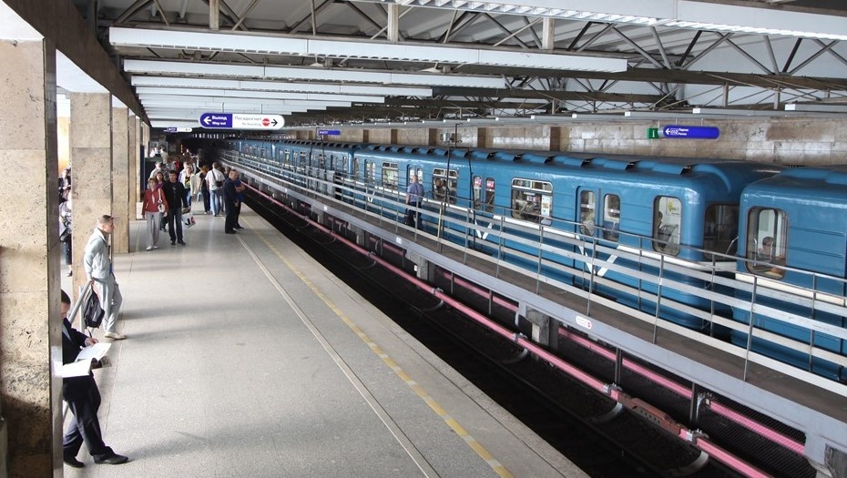    Пассажиры на станции "Купчино", что на Московско-Петроградской (синей) линии метро в Петербурге. Автор фото: Евгений Иванов / "Деловой Петербург"