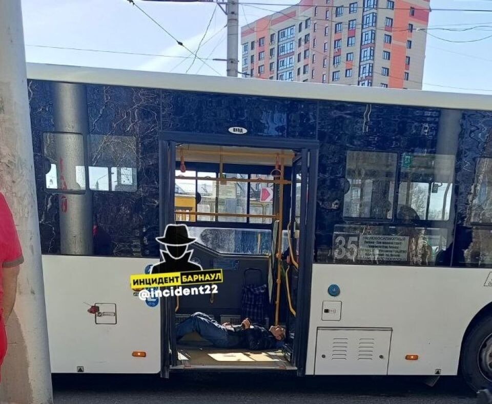    ДТП с автобусом. Источник: "Инцидент Барнаул"