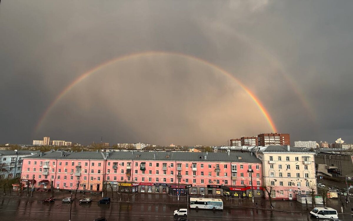 Где-то на просторах моего радужного города. Смотри на небо, там плывут облака. Фотография, апрель 2025 года. 