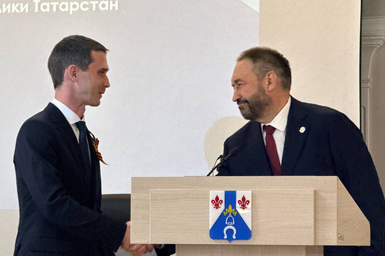    Новому главе Менделеевского района Роберту Искандарову всего 33 года, и сейчас это самый молодой хуҗа в Татарстане.   
Фото: «БИЗНЕС Online»