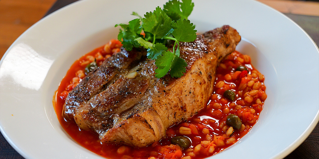 Жареная свиная шея и перловка в томатном соусе