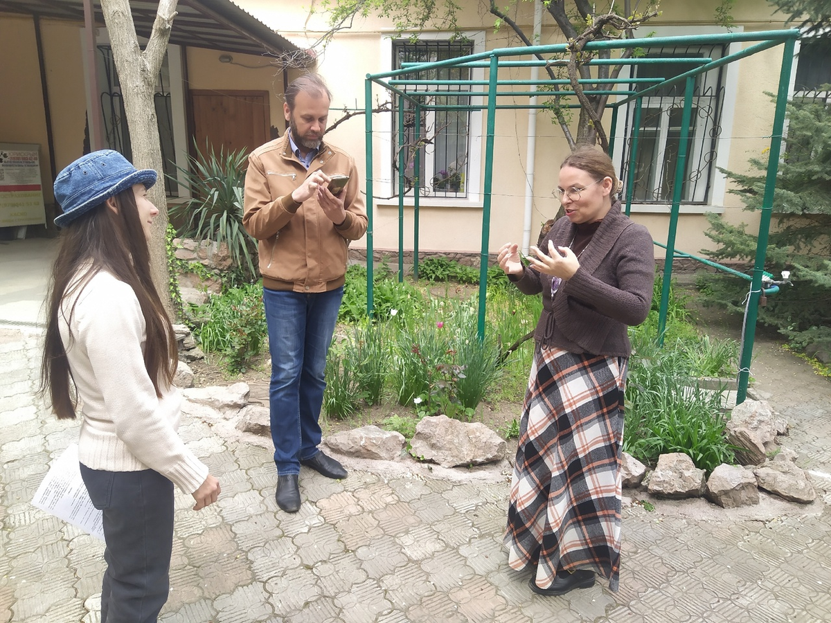 На снимке: Ариолла Милодан (справа) рассказывает о тонкостях, Радомир сверяется со сценарием, а Юлиана внимательно слушает (с) Фото: Н. Остапцов