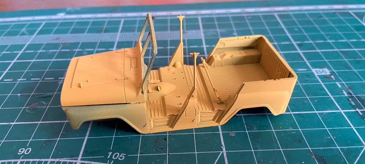 В процессе покраски стендовой модели советского внедорожника УАЗ-469. Масштаб 1/43. Производитель "Звезда". Фото из личного архива автора © 2025 год