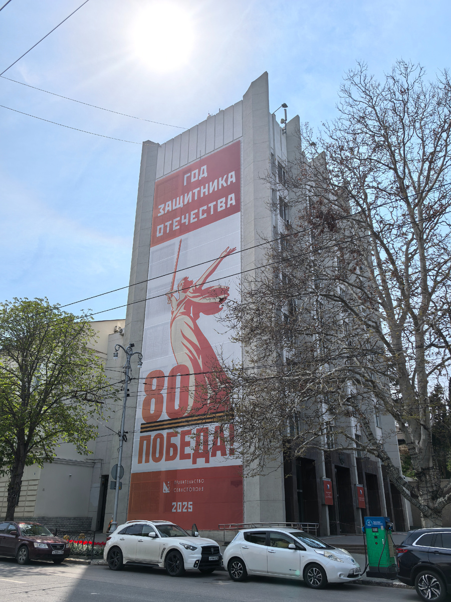 На здании недавно обновили мурал.