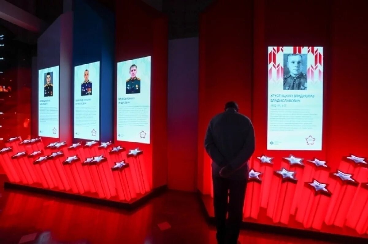    В Тюмени школьники создали для музея СВО покрывало из картин