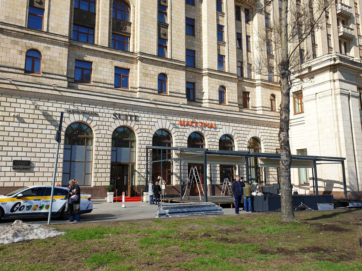 Вход в ресторан Black Thai. Уже монтируют летнюю веранду