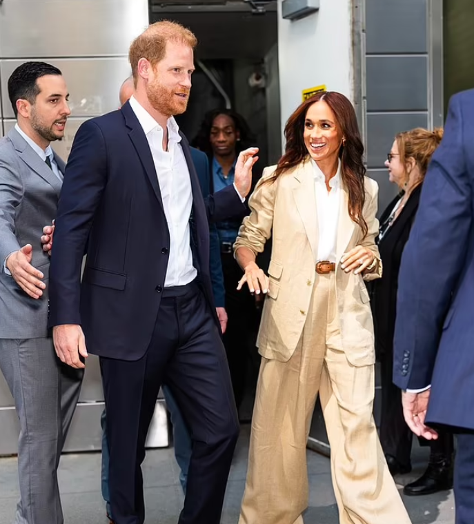 Меган Маркл и принц Гарри «помешаны на деньгах», — говорит подруга Дианы. Почему пару назвали «туристы-неудачники»?