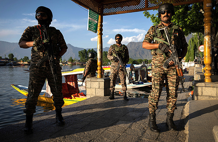    Индийские военные патрули в Шринигаре.REUTERS/Adnan Abidi
